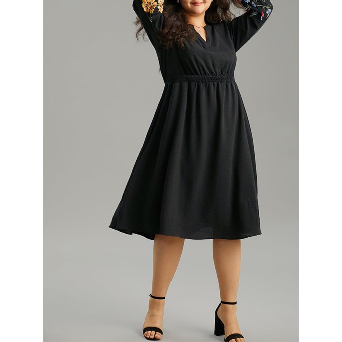 Elegant premium waist V-neck embroidered dress