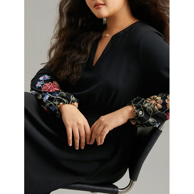 Elegant premium waist V-neck embroidered dress