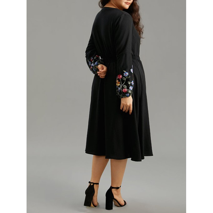 Elegant premium waist V-neck embroidered dress