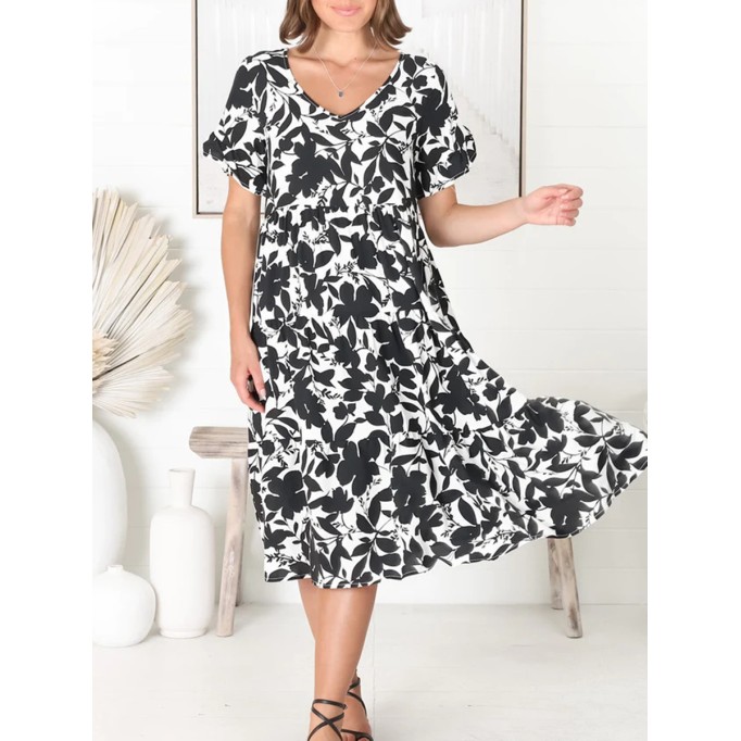 Long skirt with plant and flower pattern