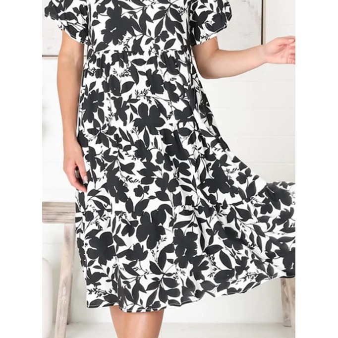 Long skirt with plant and flower pattern