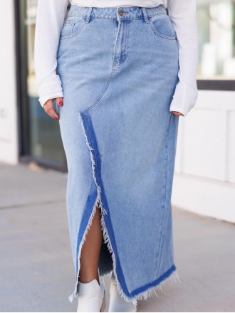 Split contrasting raw edge denim skirt